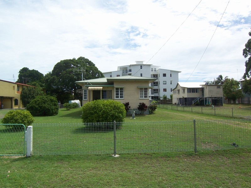 12 Hibiscus Street, Urangan QLD 4655