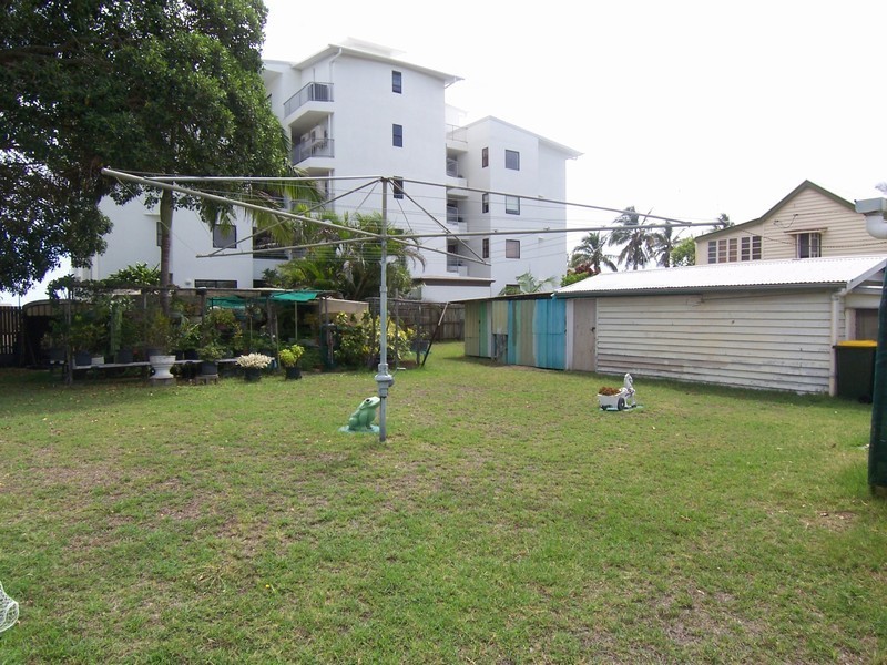 12 Hibiscus Street, Urangan QLD 4655