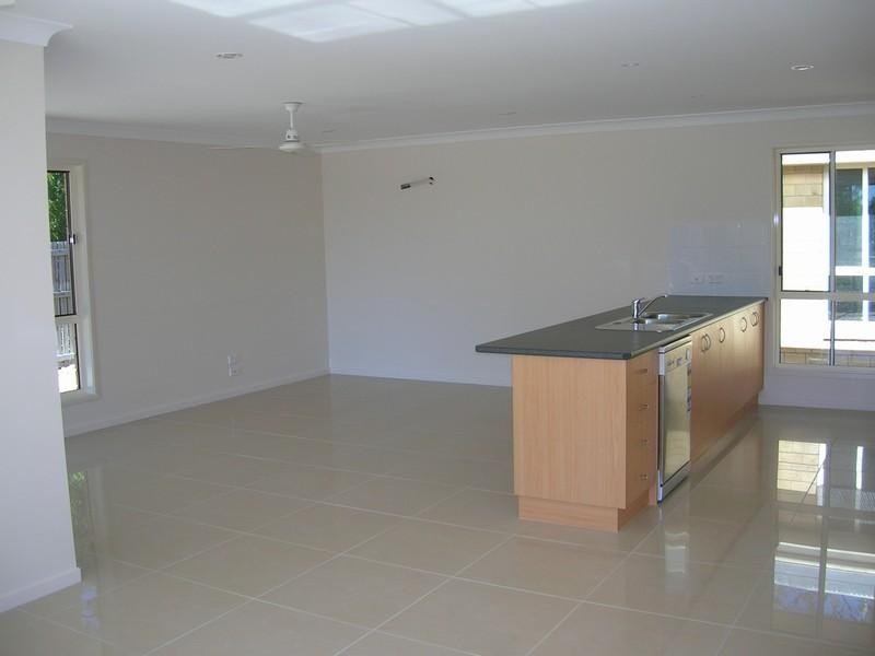 2/11 Daintree Drive, Urangan QLD 4655
