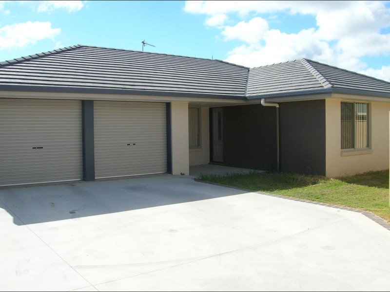 2/111 Ibis Boulevard, Eli Waters QLD 4655
