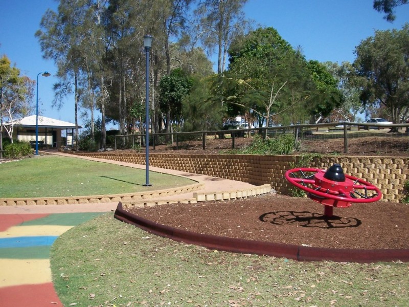 8 Crescent Street, Urangan QLD 4655