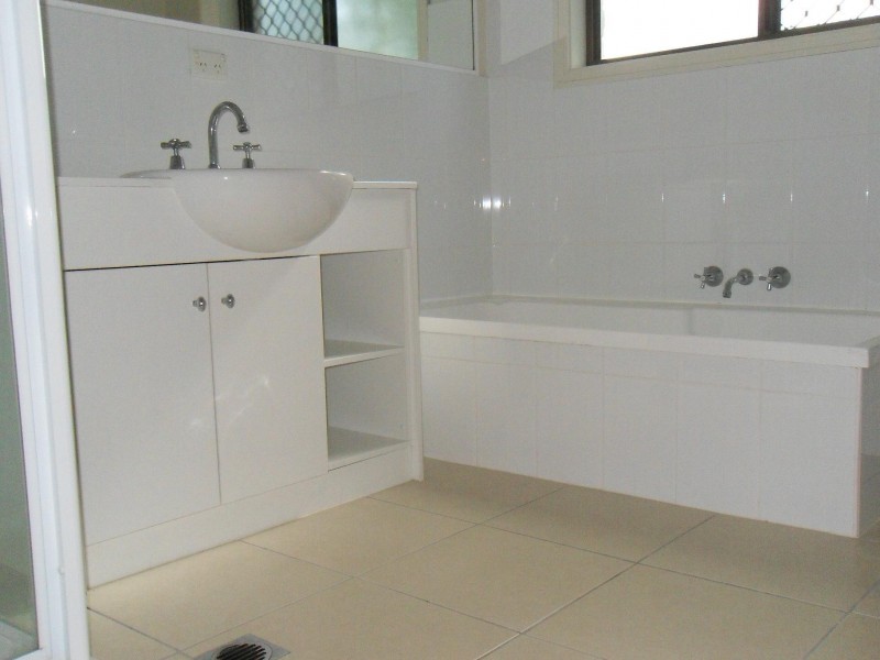 16 Ocean Street, Torquay QLD 4655