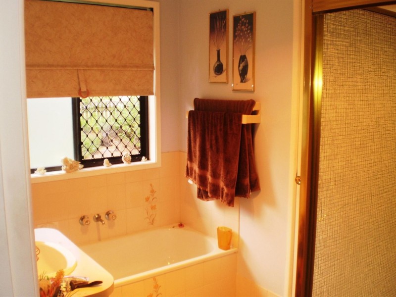 5 Matthew St, Urangan QLD 4655