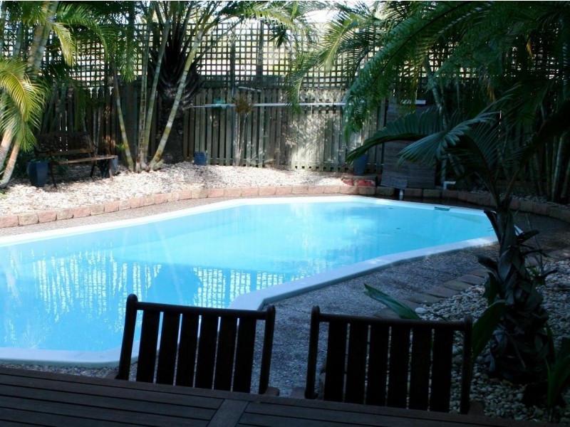 91 Urangan St, Torquay QLD 4655
