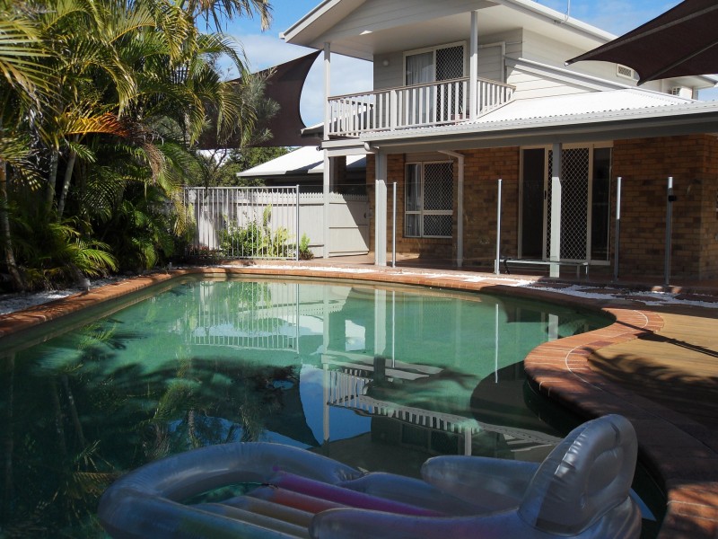 15 William Street, Urangan QLD 4655