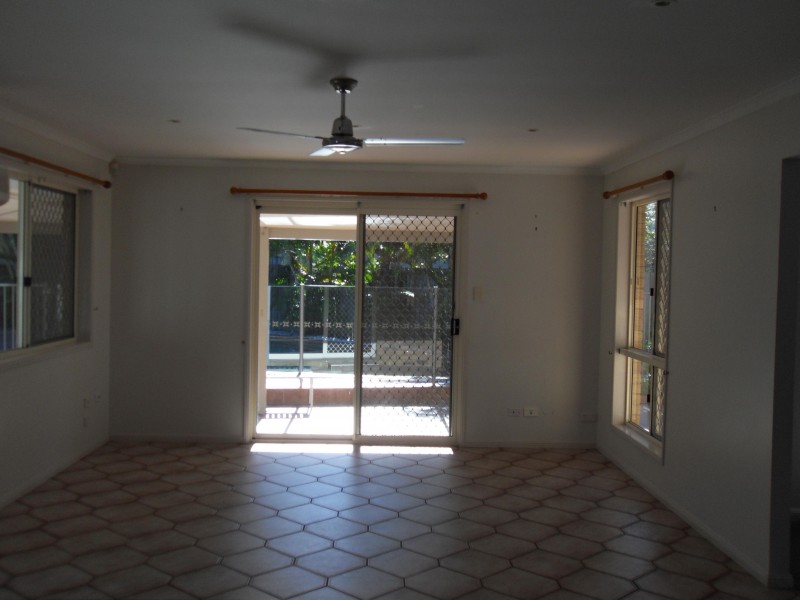 15 William Street, Urangan QLD 4655