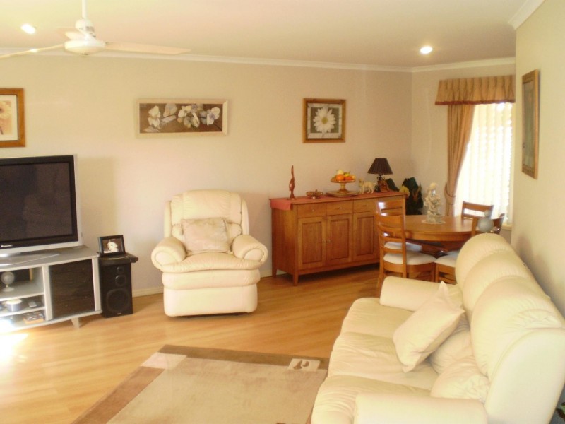 27 Anchorage Cct, Point Vernon QLD 4655