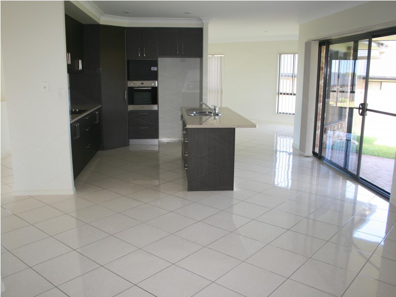 10 Teresa St, Nikenbah QLD 4655