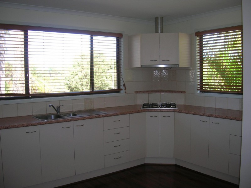 8 Crescent Street, Urangan QLD 4655