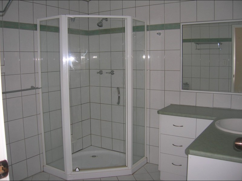 8 Crescent Street, Urangan QLD 4655