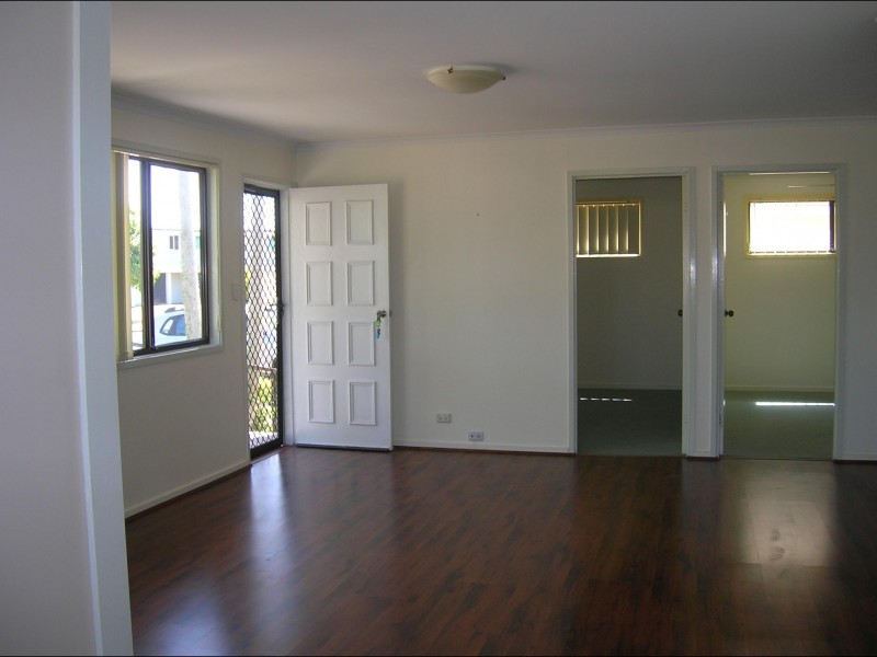 8 Crescent Street, Urangan QLD 4655