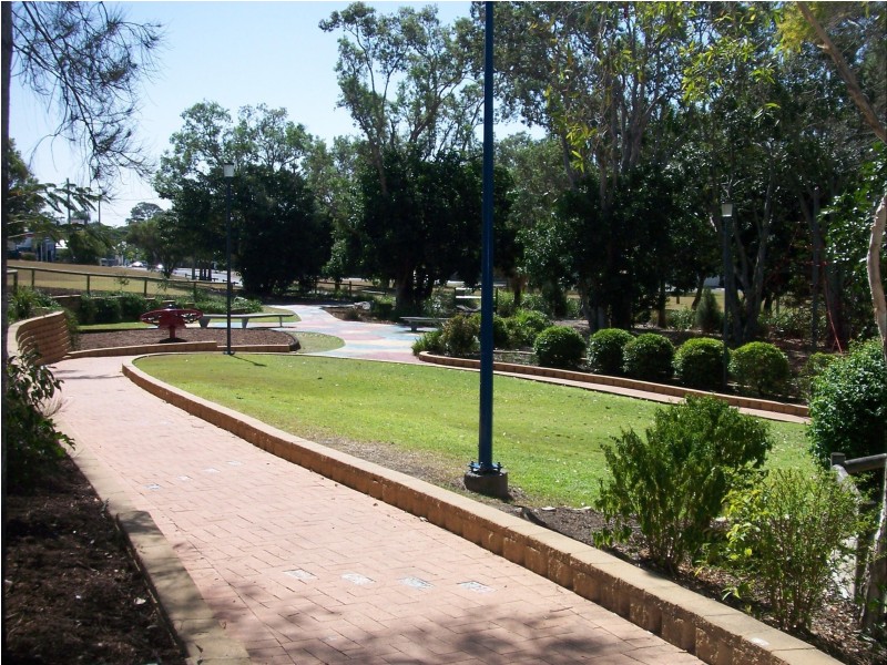 8 Crescent Street, Urangan QLD 4655