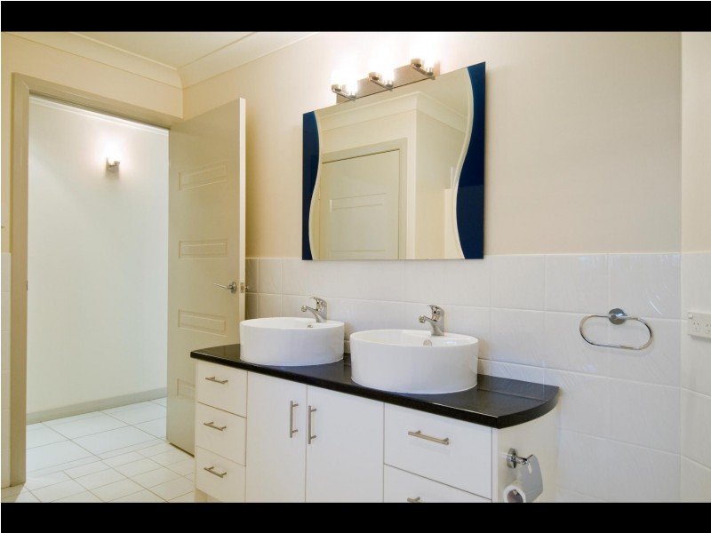 6 Earl St Vincent Circuit, Eli Waters QLD 4655