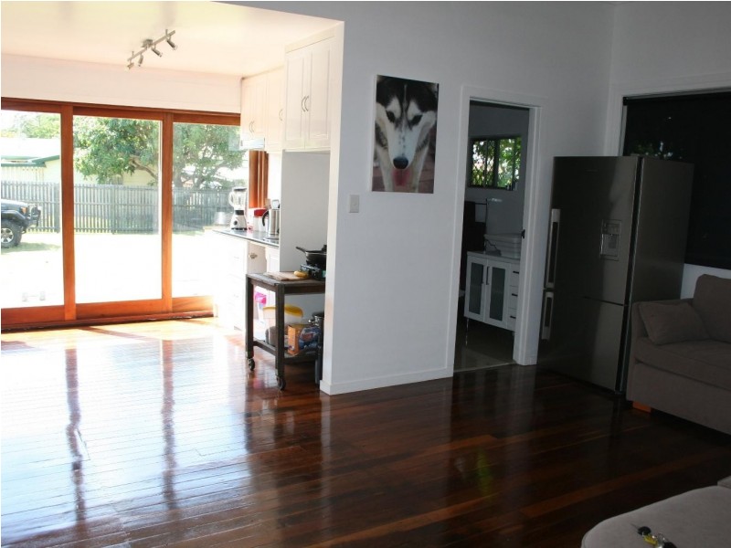 12 Smith Street, Urangan QLD 4655