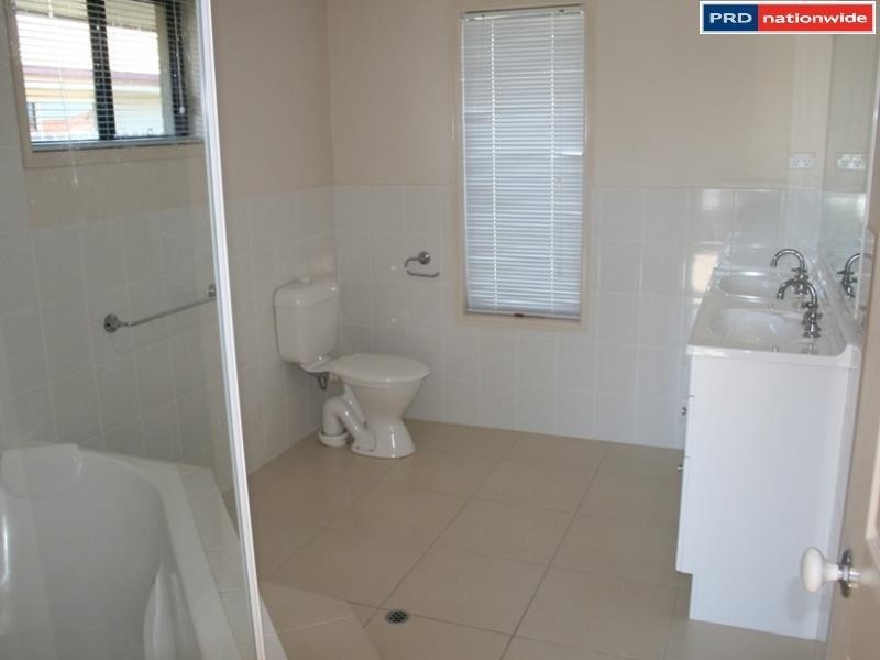 13 Lady Penrhyn Dr, Eli Waters QLD 4655
