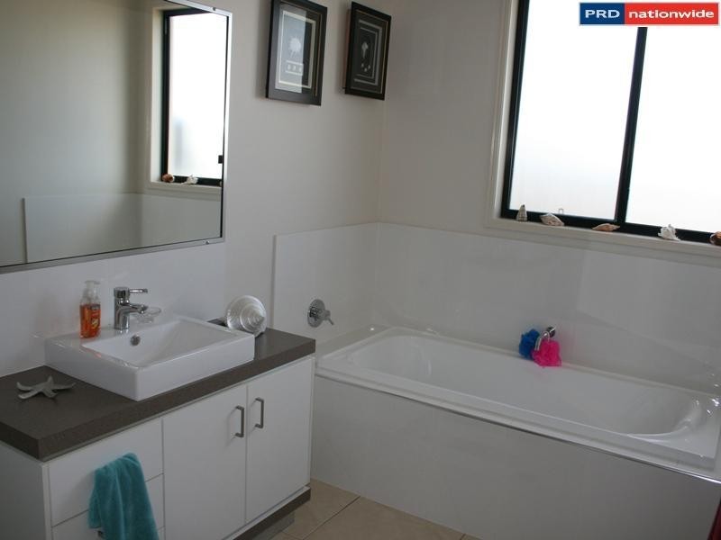 2/25 Bay Park Rd, Wondunna QLD 4655