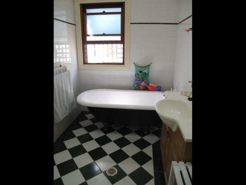 22 IVY STREET, Toowong QLD 4066