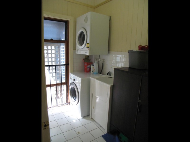 22 IVY STREET, Toowong QLD 4066