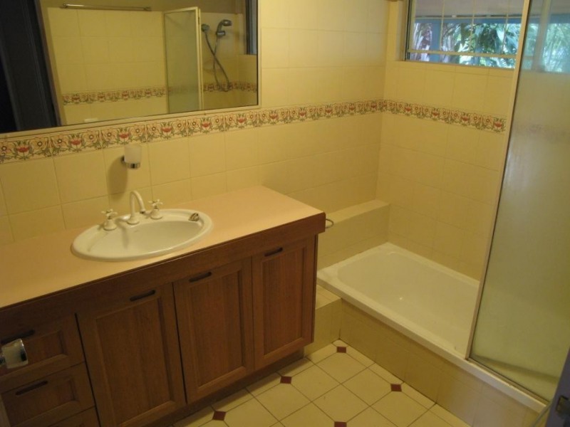 8 BALMORE STREET, Indooroopilly QLD 4068