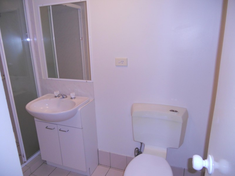 1/124 CARMODY RD, St Lucia QLD 4067