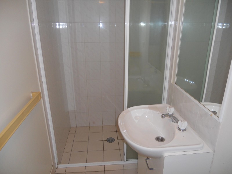 1/124 CARMODY RD, St Lucia QLD 4067