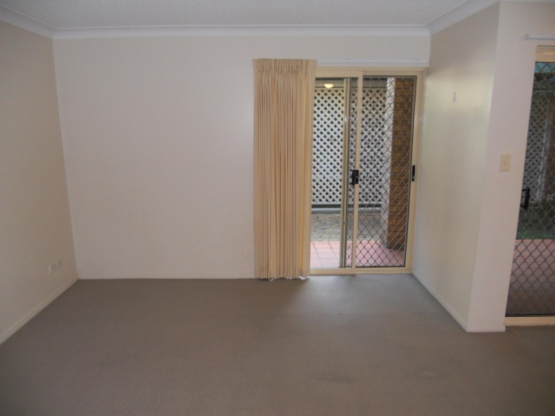 1/124 CARMODY RD, St Lucia QLD 4067