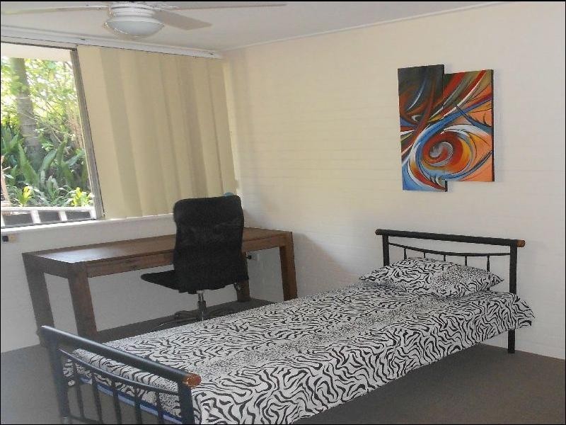 3/240 CARMODY ROAD, St Lucia QLD 4067
