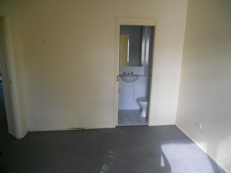 18/15 CLARENCE RD, Indooroopilly QLD 4068