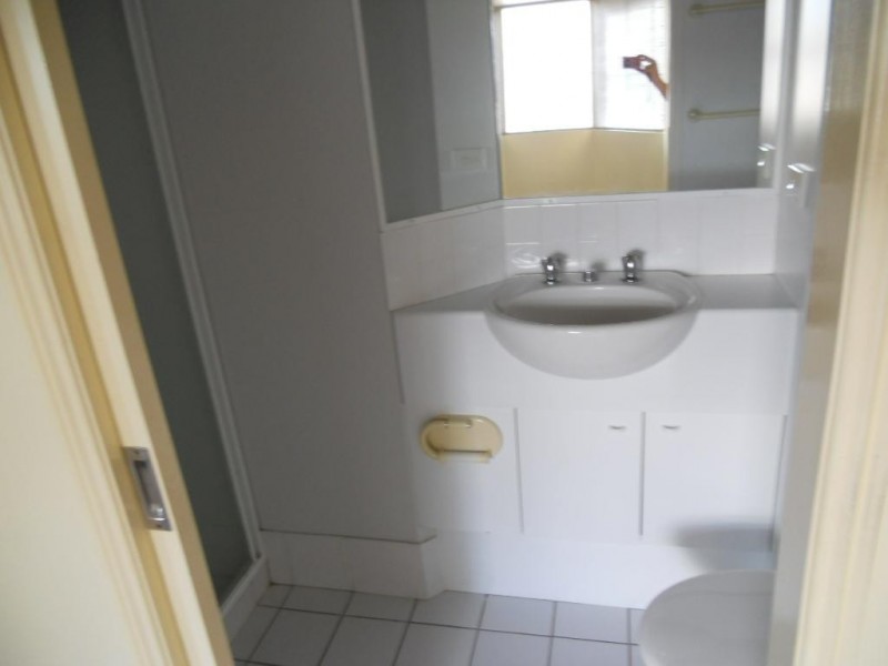 18/15 CLARENCE RD, Indooroopilly QLD 4068