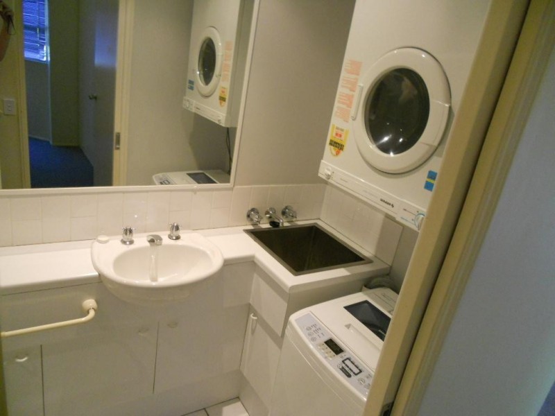 18/15 CLARENCE RD, Indooroopilly QLD 4068