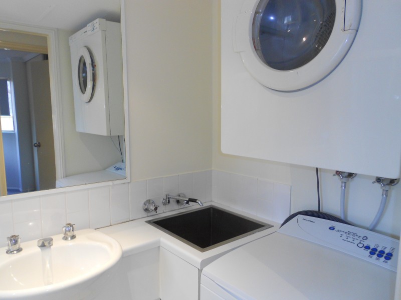 8/15 CLARENCE RD, Indooroopilly QLD 4068