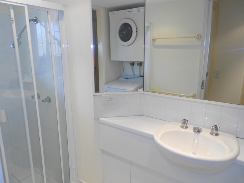 8/15 CLARENCE RD, Indooroopilly QLD 4068