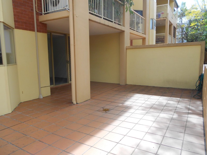 8/15 CLARENCE RD, Indooroopilly QLD 4068