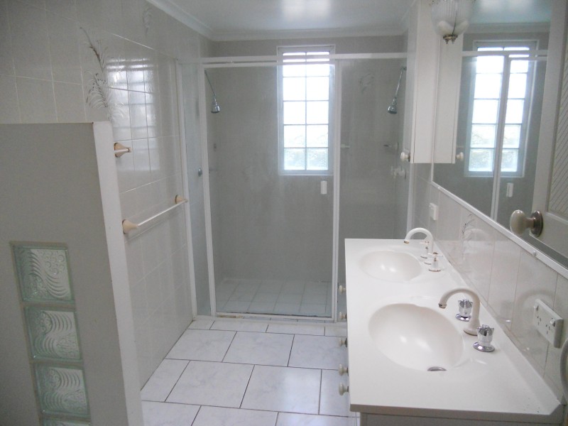 2/11 EMMA ST, Milton QLD 4064