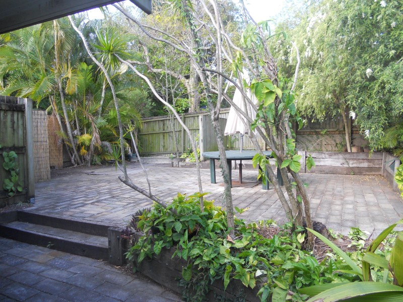 2/11 EMMA ST, Milton QLD 4064