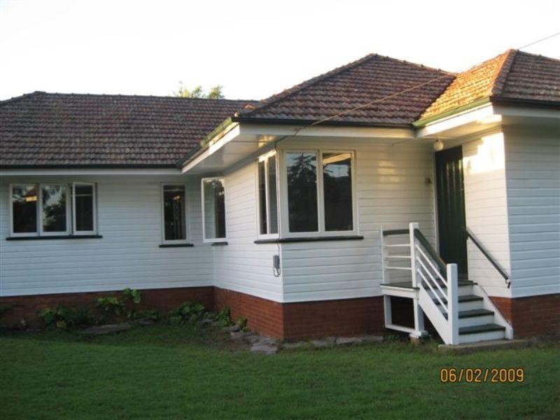 132 HAWKEN DR, St Lucia QLD 4067