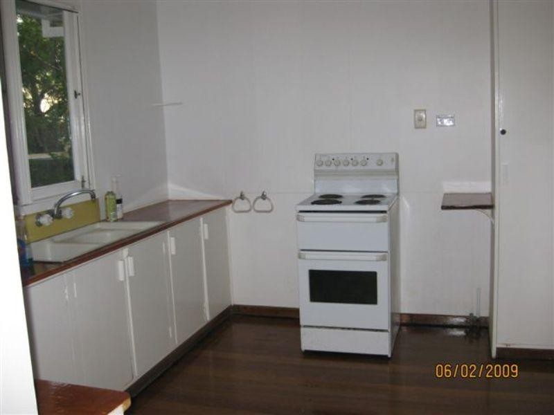 132 HAWKEN DR, St Lucia QLD 4067