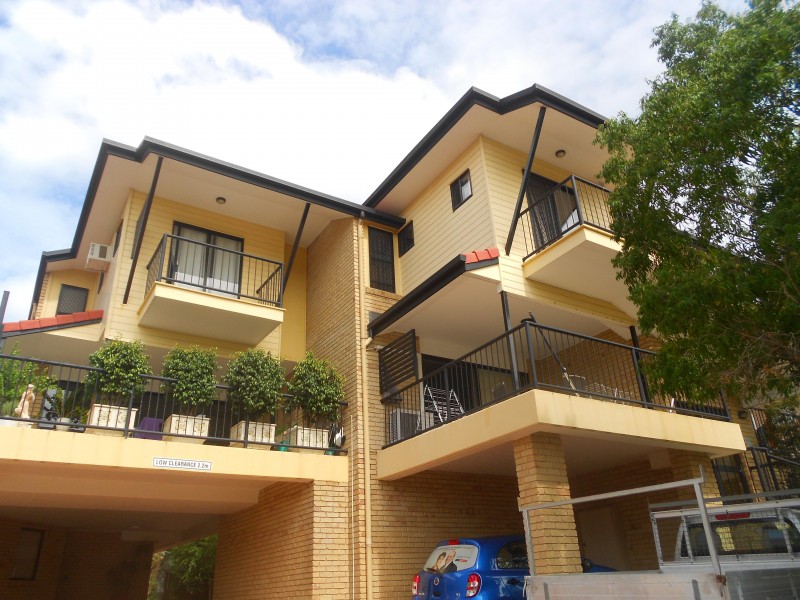 1/52 KNOWSLEY ST, Coorparoo QLD 4151