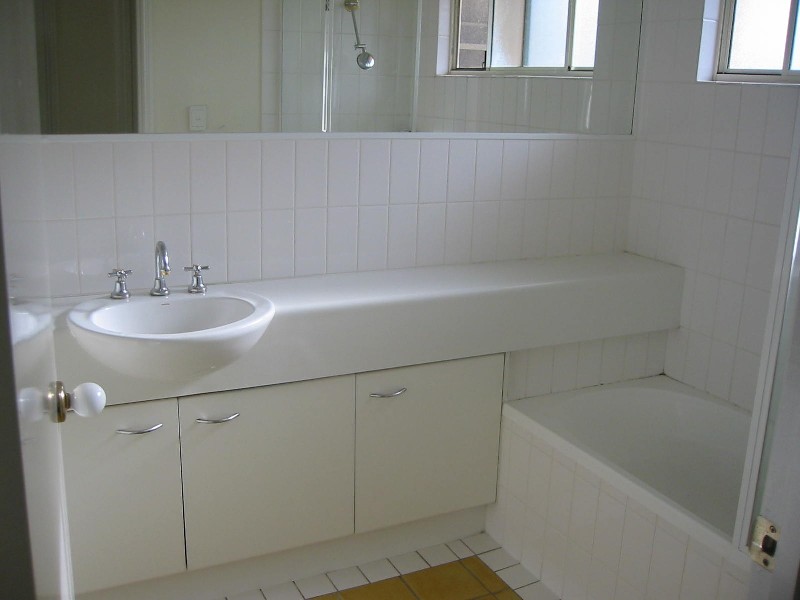 17/82 (a) RUSSELL TCE, Indooroopilly QLD 4068