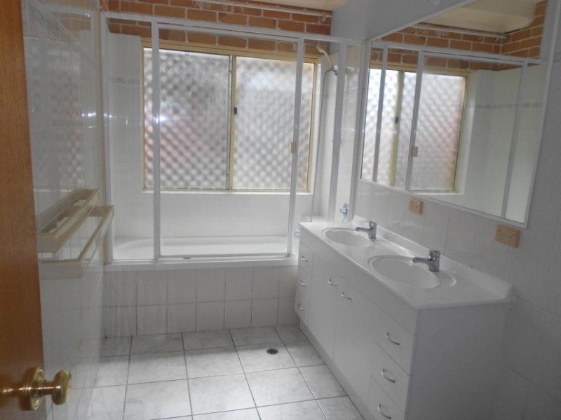 1/242 SIR FRED SCHONELL DR, St Lucia QLD 4067