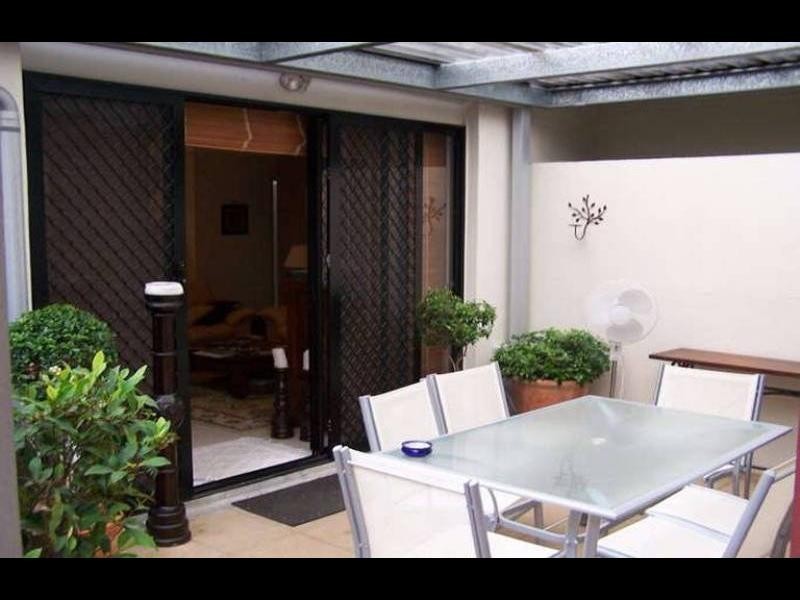 2/109 SIR FRED SCHONELL DR, St Lucia QLD 4067