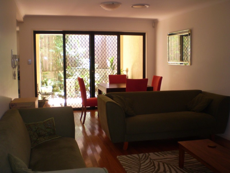 2/32 SISLEY STREET, St Lucia QLD 4067