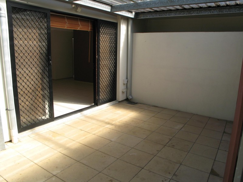 2/109 SIR FRED SCHONELL DR, St Lucia QLD 4067