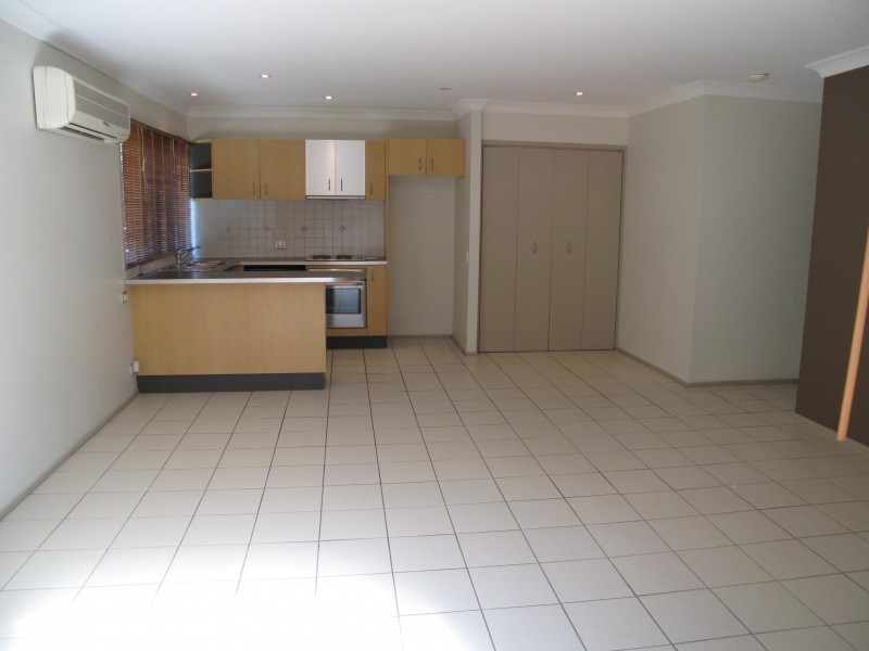 2/109 SIR FRED SCHONELL DR, St Lucia QLD 4067