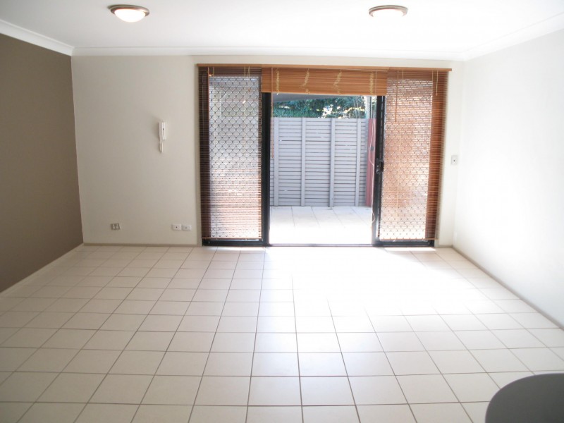 2/109 SIR FRED SCHONELL DR, St Lucia QLD 4067