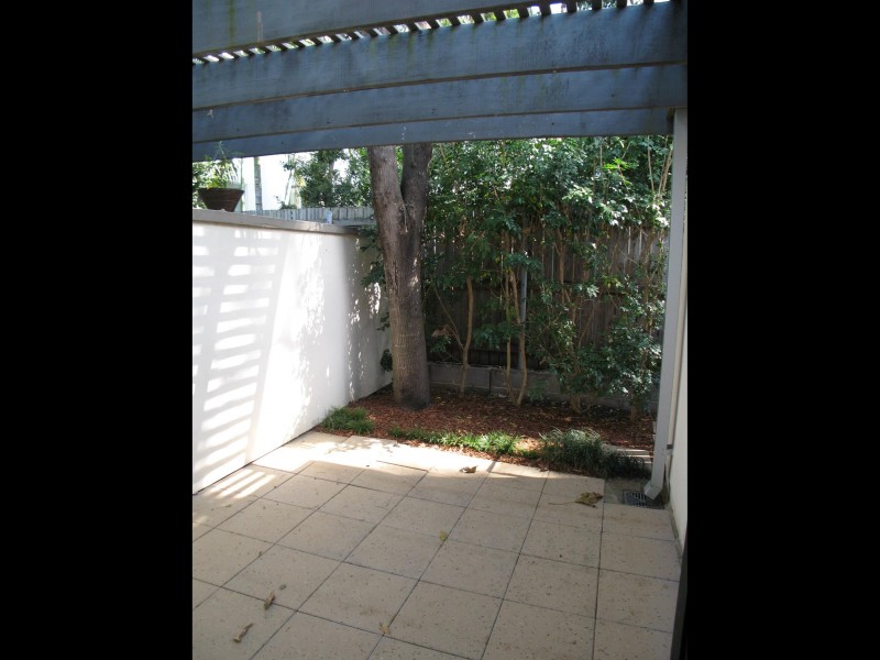 2/109 SIR FRED SCHONELL DR, St Lucia QLD 4067