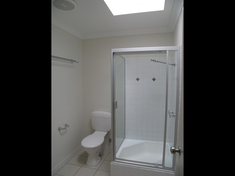 2/109 SIR FRED SCHONELL DR, St Lucia QLD 4067