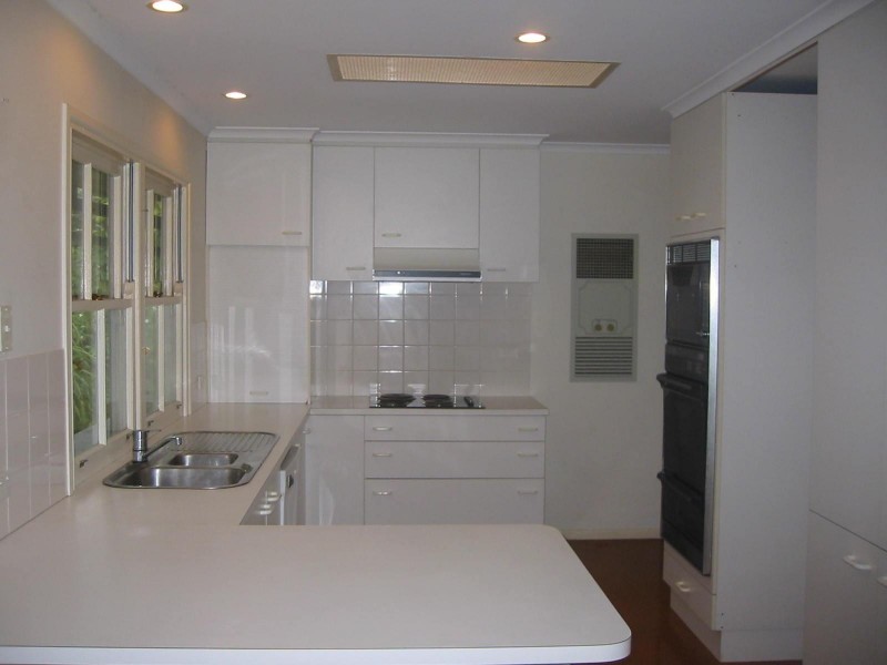 1 TALASEA ST, Chapel Hill QLD 4069