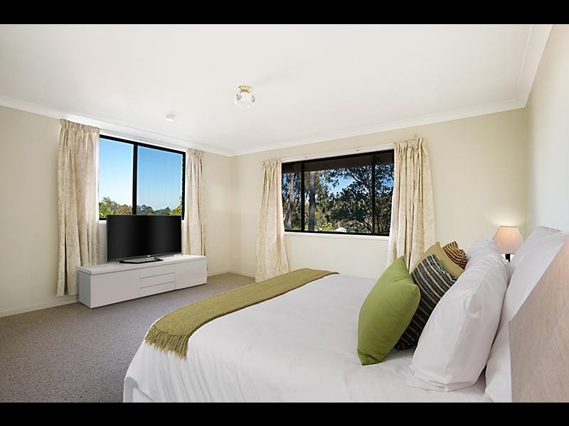 5 VINCA COURT, Indooroopilly QLD 4068