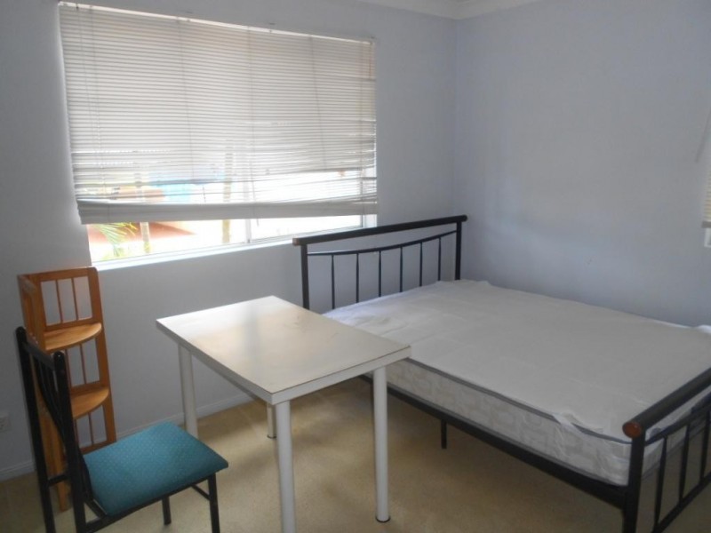 2/71 WARREN STREET, St Lucia QLD 4067